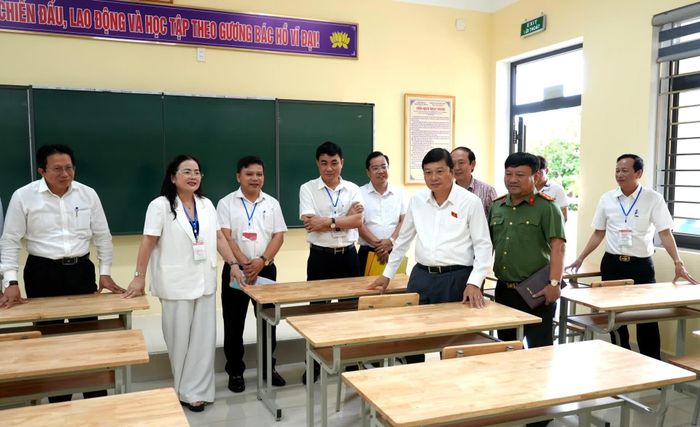 Đồng chí Lê Hồng Vinh, Chủ tịch UBND tỉnh kiểm tra phòng thi tại điểm thi Trường phổ thông Dân tộc nội trú THPT Quảng Trị - Ảnh: T.Đ