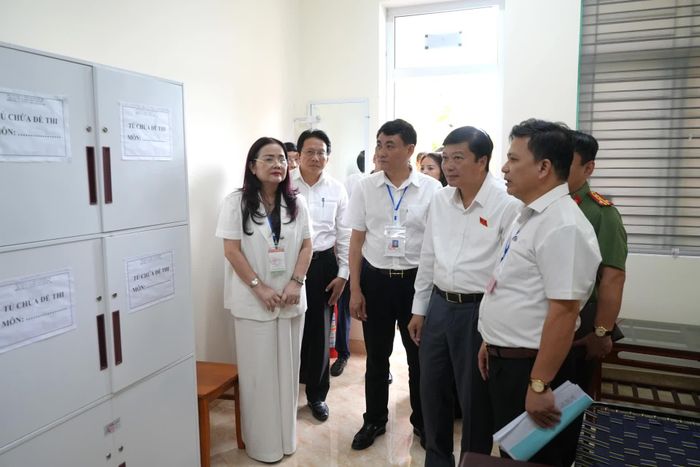 Đồng chí Lê Hồng Vinh, Chủ tịch UBND tỉnh kiểm tra phòng bảo quản đề thi và bài thi tại điểm thi Trường phổ thông Dân tộc nội trú THPT Quảng Trị - Ảnh: T.Đ