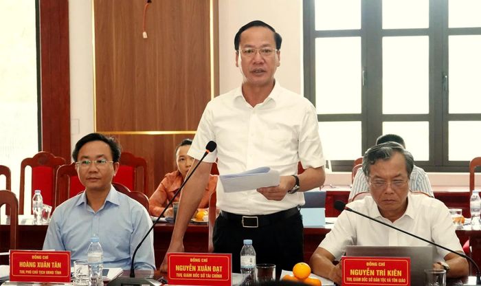 Đại diện lãnh đạo Sở Tài chính làm rõ các kiến nghị, đề xuất của các địa phương - Ảnh: Q.V