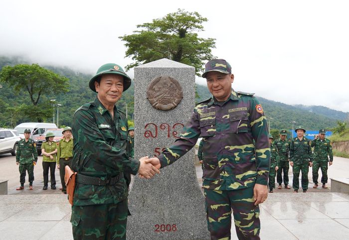 Chỉ huy Ban Chỉ huy Bộ đội Biên phòng tỉnh và Bộ Chỉ huy Quân sự tỉnh Khăm Muồn tại mốc quốc giới 527 - Ảnh: C.H