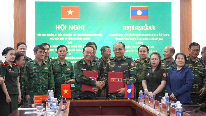 Lãnh đạo hai đơn vị của hai tỉnh ký kết biên bản kiểm tra - Ảnh: C.H