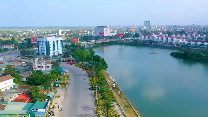 Con đường đầy sắc hoa - Ảnh: N.T