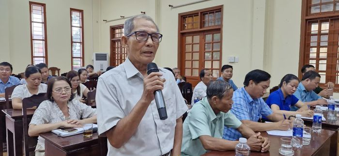 Cử tri trình bày kiến nghị tại buổi tiếp xúc - Ảnh: Q.N