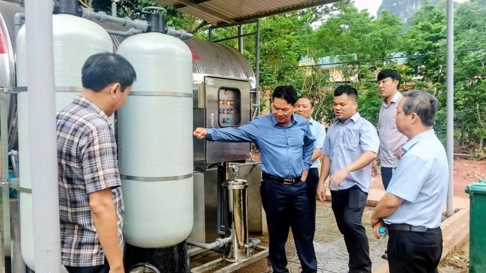 Đoàn công tác thăm công trình cấp nước sinh hoạt do công ty SAWACO tài trợ tại bản Khe Rung, xã Thượng Trạch - Ảnh: T.M