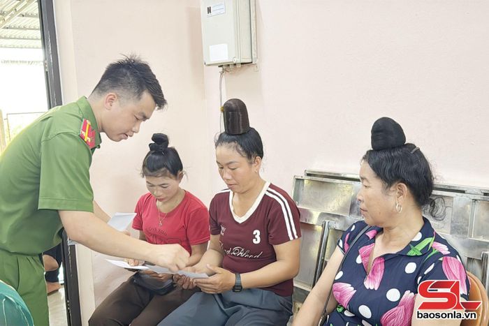 Công an xã Mường Lạn tuyên truyền về chuyển đổi số cho nhân dân.