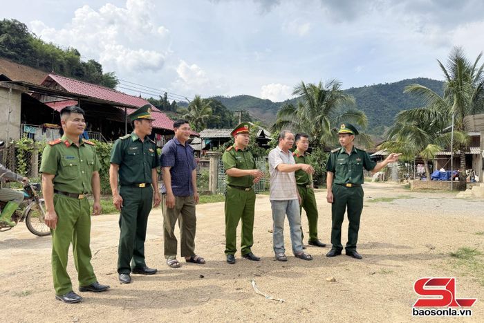 Cán bộ, chiến sĩ Công an xã Mường Lạn phối hợp lực lượng chức năng bám nắm địa bàn.