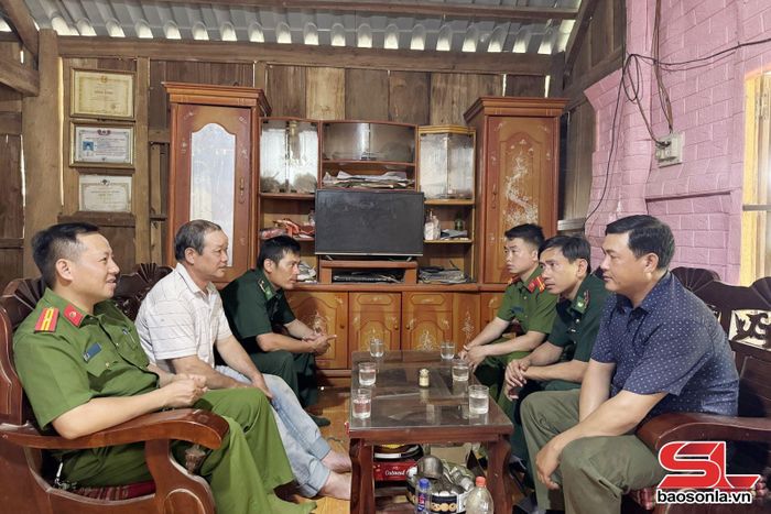 Cán bộ, chiến sĩ Công an xã Mường Lạn tuyên truyền pháp luật cho nhân dân.