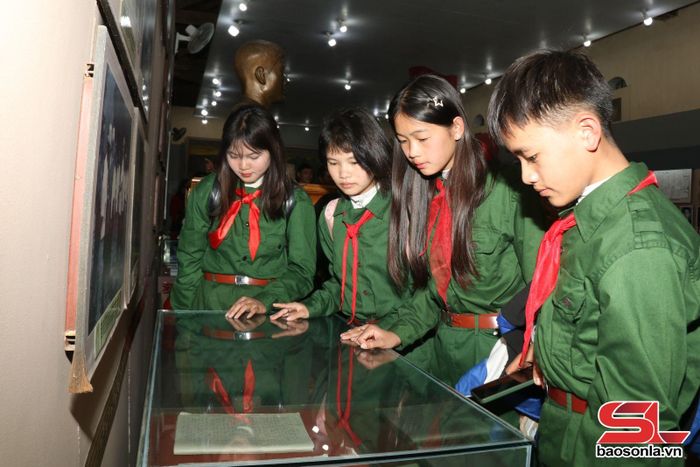 Học sinh Trường Tiểu học và THCS Chiềng Sung tham quan, trải nghiệm tại Di tích quốc gia đặc biệt Nhà tù Sơn La.