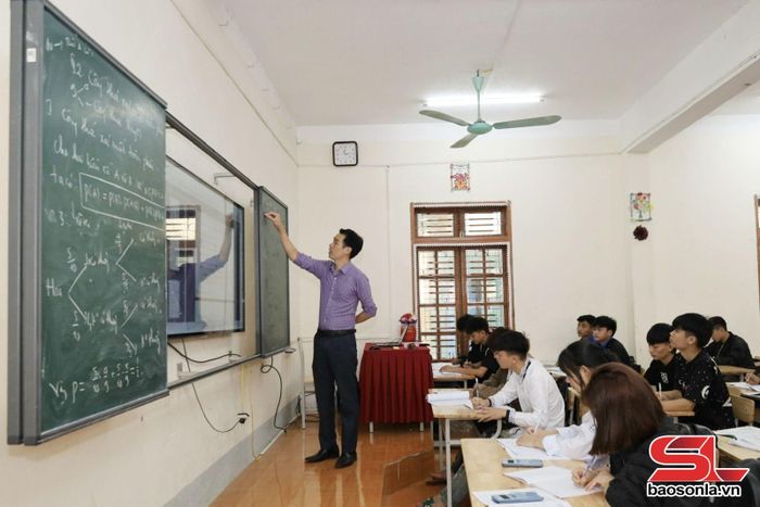 Giờ ôn thi tốt nghiệp của thầy và trò tại Trung tâm GDTX Quỳnh Nhai.