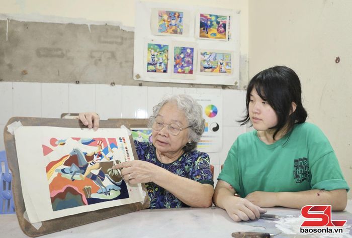Cô và trò ôn tập nội dung bố cục trang trí màu chuẩn bị cho kỳ thi năng khiếu.