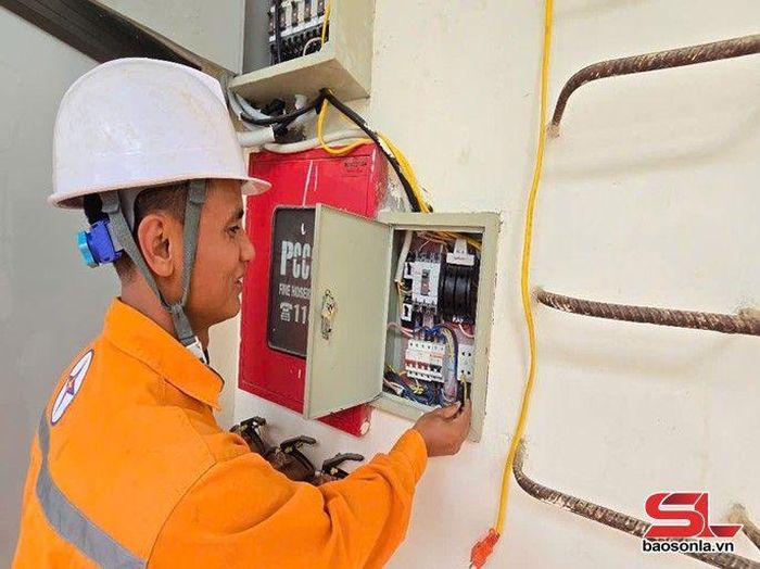 Cán bộ, nhân viên Công ty kiểm tra máy phát dự phòng tại điểm thi