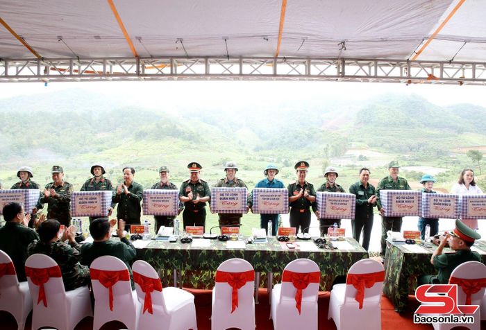 Lãnh đạo Quân khu 2 và các đồng chí lãnh đạo tỉnh Sơn La tặng quà, động viên các lực lượng tham gia diễn tập.