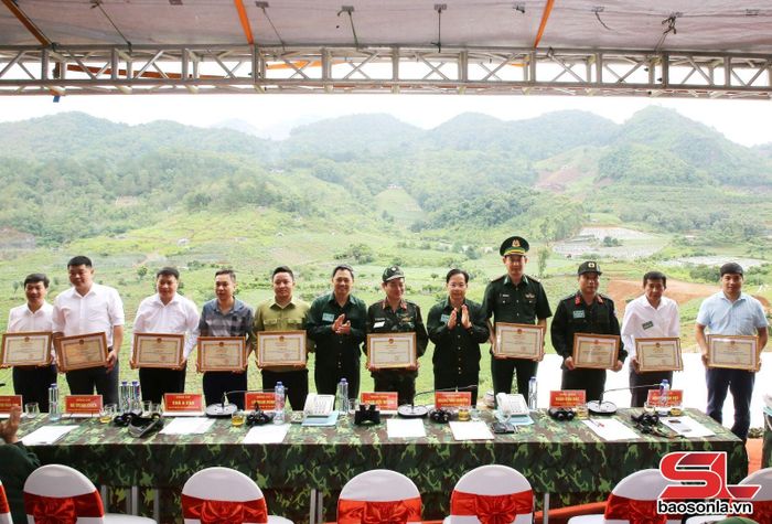 Lãnh đạo tỉnh Sơn La tặng bằng khen cho các cá nhân.