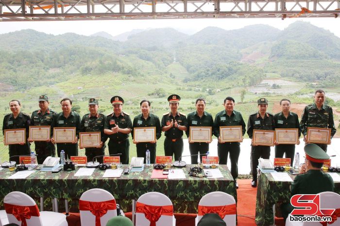 Chính ủy Quân khu 2 tặng bằng khen cho các cá nhân.