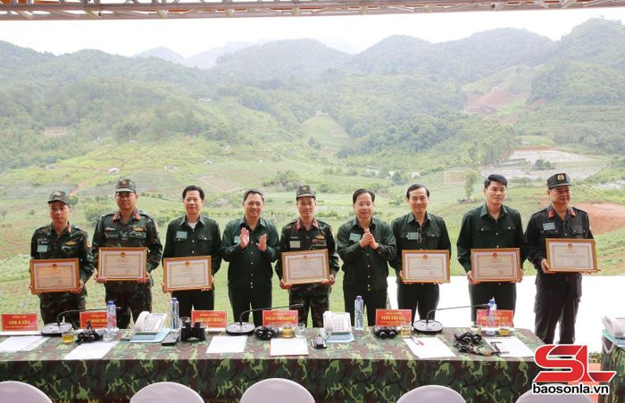 Lãnh đạo tỉnh Sơn La tặng bằng khen cho các tập thể.
