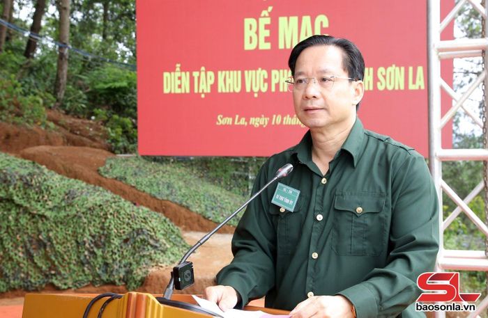 Đồng chí Hoàng Văn Nghiệm phát biểu tại bế mạc diễn tập Khu vực phòng thủ tỉnh Sơn La năm 2026.