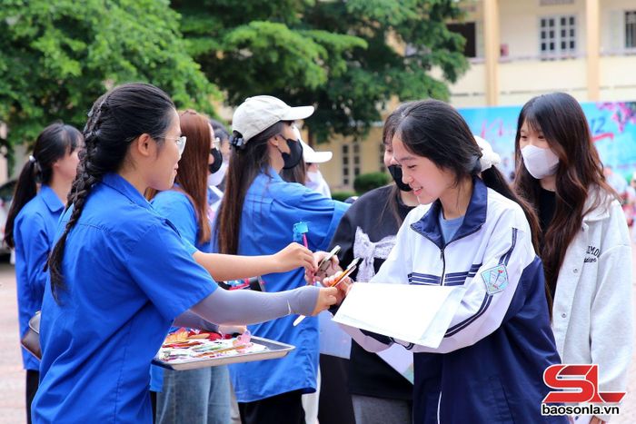 Nhiều đoàn viên thanh niên có mặt tại điểm thi hỗ trợ thí sinh.