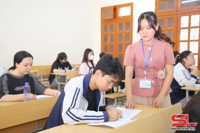 Thí sinh kiểm tra thông tin trước kỳ thi.