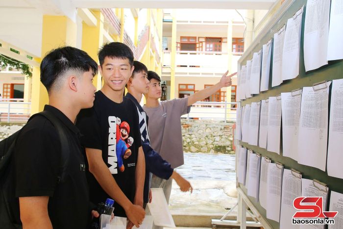 Thí sinh kiểm tra danh sách phòng thi.