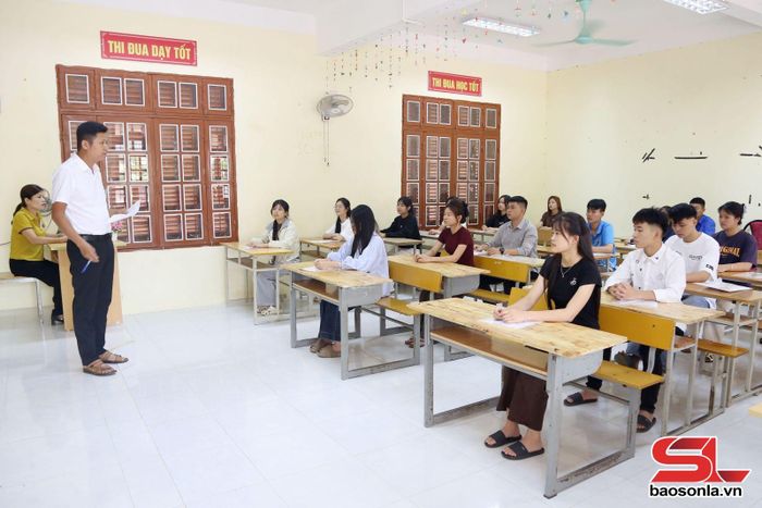 Cán bộ coi thi điểm thi Trường THPT Sốp Cộp phổ biến quy chế thi đến thí sinh.