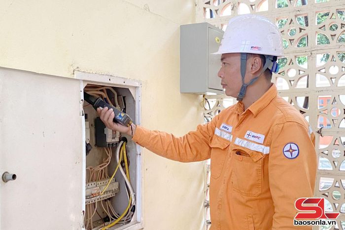 Cán bộ Điện lực Sơn La kiểm tra hệ thống điện tại điểm thi.