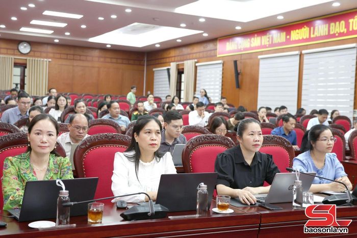 Các đại biểu tham dự hội nghị tập huấn tại điểm cầu tỉnh.