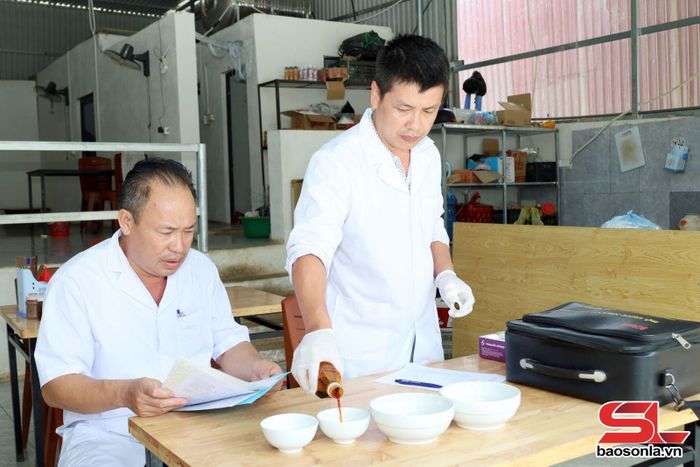 Công tác lấy mẫu, kiểm tra nhanh vệ sinh an toàn thực phẩm tại xã Ngọc Chiến.