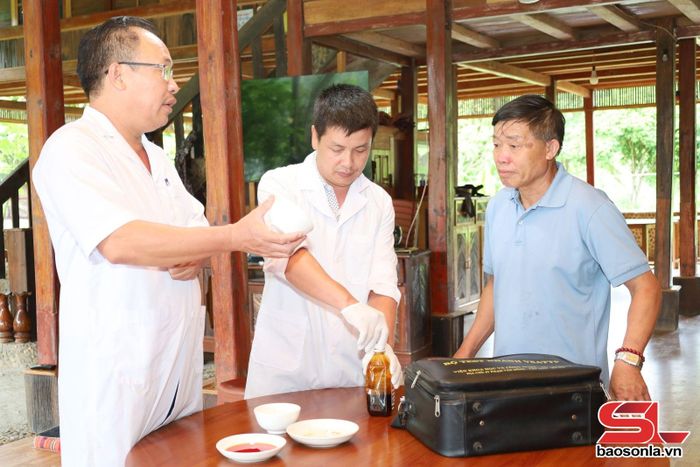 Cán bộ Trạm Y tế xã Ngọc Chiến kiểm tra mẫu thực phẩm tại cơ sở kinh doanh.