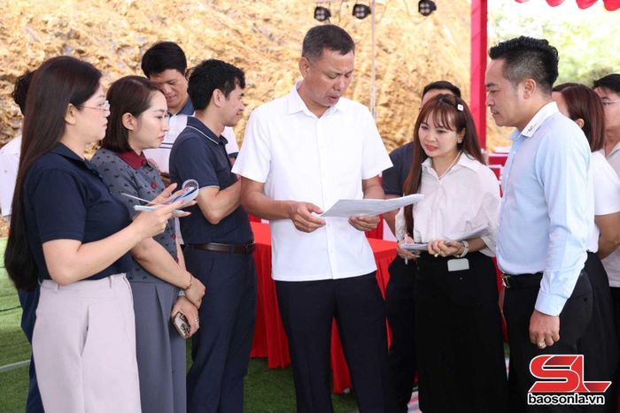 Đồng chí Nguyễn Thành Công trao đổi về kịch bản tổng duyệt lễ động thổ.