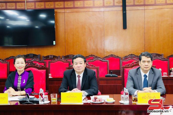 Các đại biểu dự hội đàm.