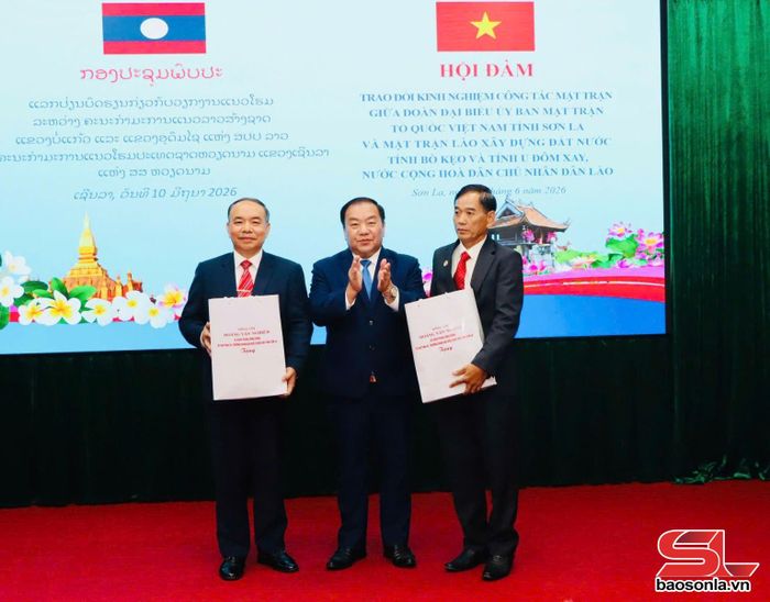 Đồng chí Chủ tịch Ủy ban MTTQ Việt Nam tỉnh chuyển trao quà của Bí thư Tỉnh ủy Sơn La cho Mặt trận Lào xây dựng đất nước tỉnh Bò Kẹo và tỉnh U Đôm Xay.