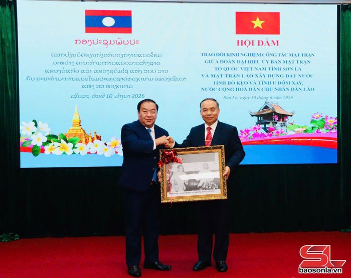 Mặt trận Lào xây dựng đất nước tỉnh U Đôm Xay tặng quà cho Ủy ban MTTQ Việt Nam tỉnh Sơn La.