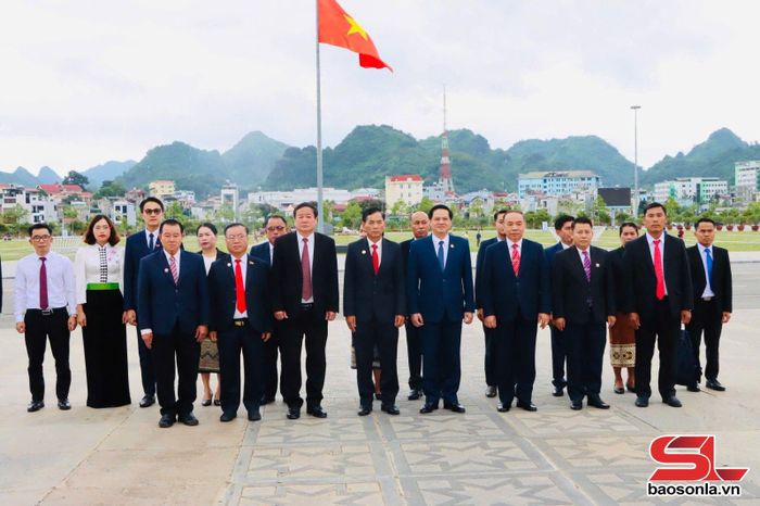 Các đại biểu dâng hoa tại Tượng đài “Bác Hồ với đồng bào các dân tộc Tây Bắc”.