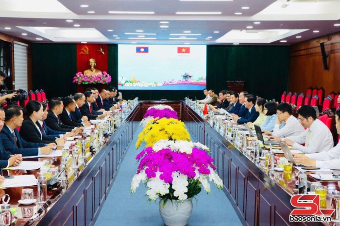 Hội đàm trao đổi kinh nghiệm công tác giữa Ủy ban MTTQ Việt Nam tỉnh Sơn La và Mặt trận Lào xây dựng đất nước tỉnh Bò Kẹo và U Đôm Xay.