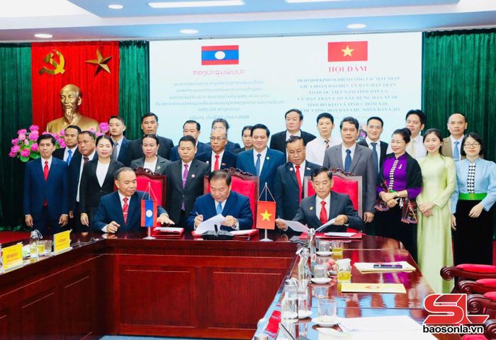 Ủy ban MTTQ Việt Nam tỉnh Sơn La và Mặt trận Lào xây dựng đất nước tỉnh Bò Kẹo và U Đôm Xay ký kết biên bản làm việc.