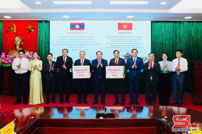 Ủy ban MTTQ Việt Nam tỉnh tặng quà cho Mặt trận Lào xây dựng đất nước tỉnh Bò Kẹo và tỉnh U Đôm Xay.