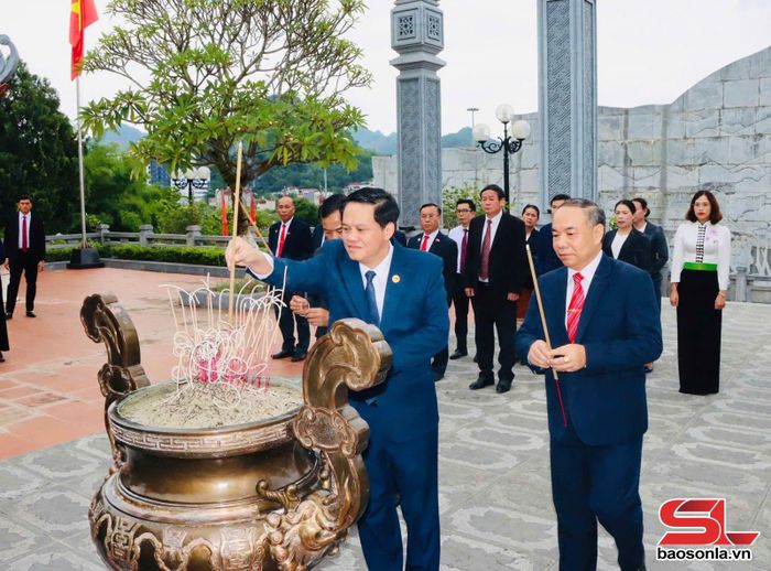 Các đại biểu dâng hương tại Đền thờ Bác Hồ tại Quảng trường Tây Bắc.