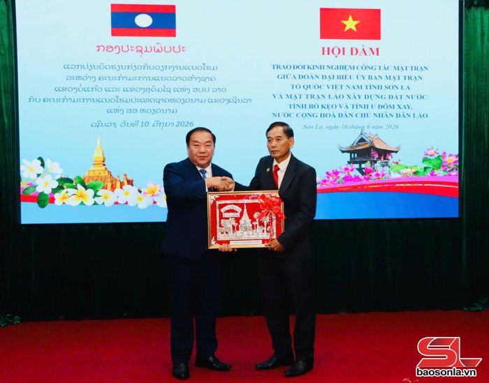 Mặt trận Lào xây dựng đất nước tỉnh Bò Kẹo tặng quà cho Ủy ban MTTQ Việt Nam tỉnh Sơn La.