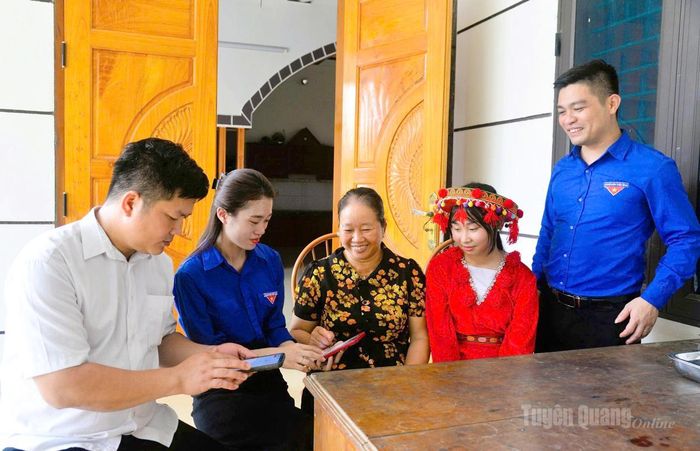 Đoàn Thanh niên xã Lực Hành tuyên truyền giúp người dân cảnh giác, nâng cao nhận thức về phòng, chống ma túy trên không gian mạng.