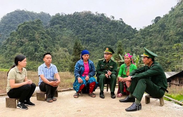 Cán bộ, chiến sĩ Đồn Biên phòng xã Sơn Vĩ tuyên truyền bằng tiếng bản địa, vận động người dân xây dựng thôn, bản không ma túy, giữ vững tình hình an ninh trật tự vùng biên.