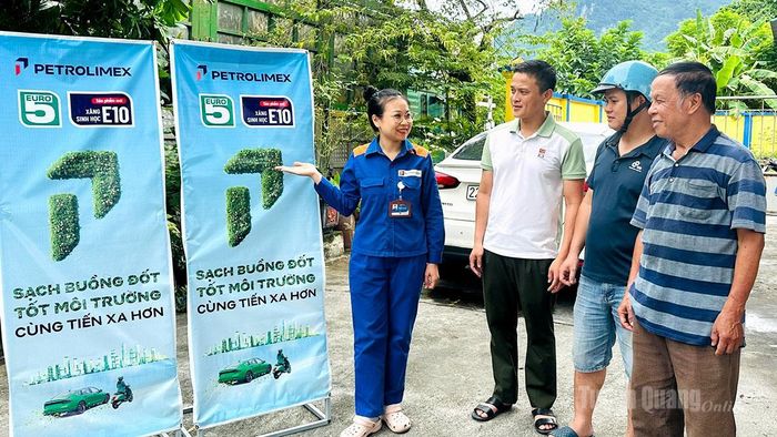 Khách hàng tìm hiểu thông tin về xăng sinh học E10 tại một cửa hàng xăng dầu của Petrolimex Tuyên Quang.