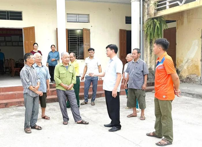 Lãnh đạo xã Sơn Thủy lắng nghe ý kiến Nhân dân thôn Đồng Cháy về triển khai phương án sắp xếp thôn.