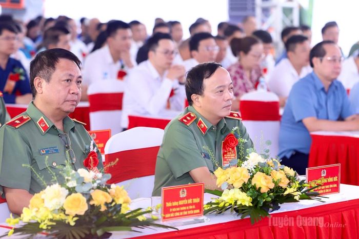 Trung tướng Đặng Hồng Đức, Thứ trưởng Bộ Công an và Thiếu tướng Nguyễn Đức Thuận, Giám đốc Công an tỉnh dự buổi lễ.