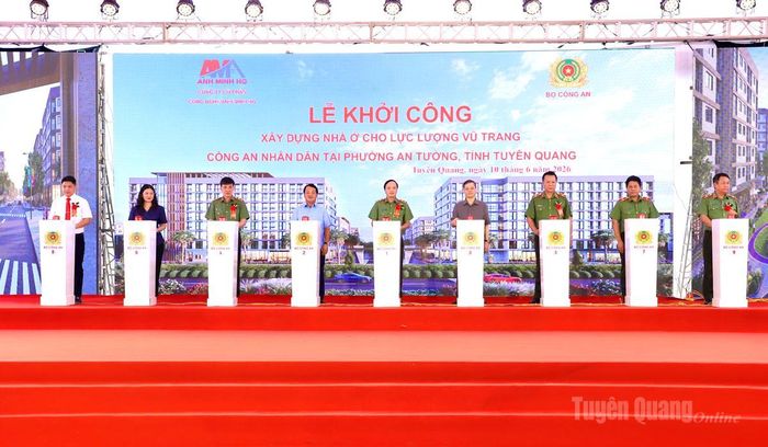 Các đồng chí lãnh đạo Bộ Công an và lãnh đạo tỉnh, nhà đầu tư thực hiện nghi thức bấm nút khởi công dự án.