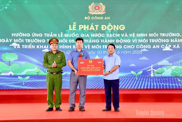 Bí thư Tỉnh ủy Hầu A Lềnh trao biểu trưng công trình nước sạch của Bộ Công an cho cán bộ, chiến sĩ Công an xã Minh Quang.
