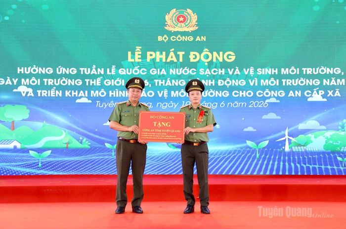 Thứ trưởng Bộ Công an Đặng Hồng Đức tặng Công an tỉnh một số thuốc, vật tư y tế và một số thiết bị ứng phó, phòng chống thiên tai.