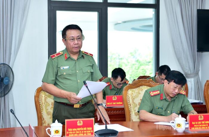 Thiếu tướng Nguyễn Đức Thuận, Giám đốc Công an tỉnh báo cáo tại buổi làm việc.