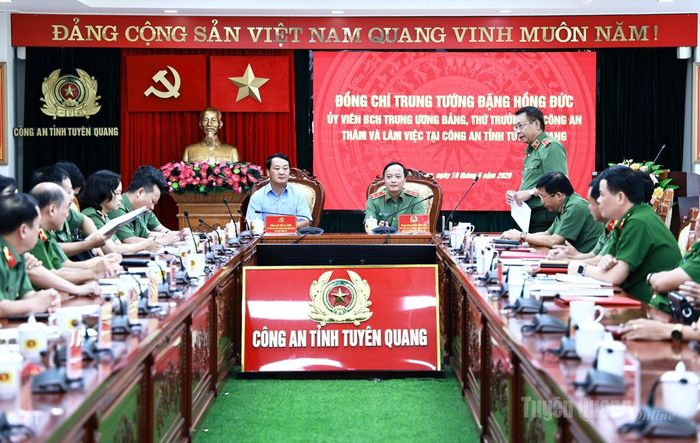 Toàn cảnh buổi làm việc.