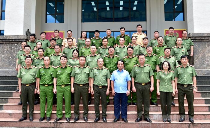 Bí thư Tỉnh ủy Hầu A Lềnh, Thứ trưởng Bộ Công an Đặng Hồng Đức chụp ảnh cùng các đại biểu.