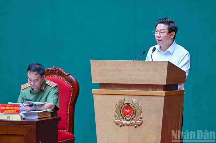 Phó Trưởng ban Tuyên giáo và Dân vận Trung ương Trần Thanh Lâm tham luận tại hội thảo. (Ảnh: DUY LINH)